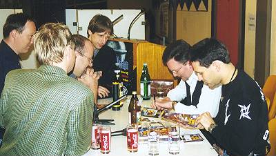 Hubert beim Signieren