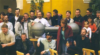 Gruppenbild mit Raumschiff